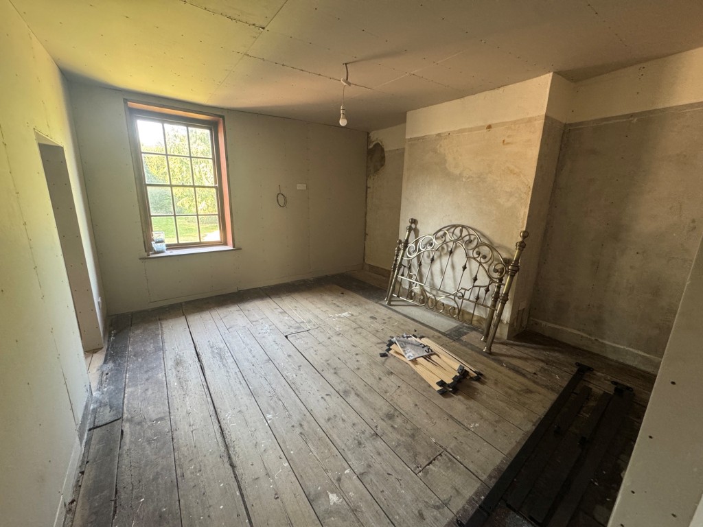 Lot: 144 - FREEHOLD DETACHED PERIOD FARMHOUSE, STUDIO APARTMENT OVER QUADRUPLE GARAGE - RESIDENTIAL INVESTMENT - Farmhouse - bedroom 3